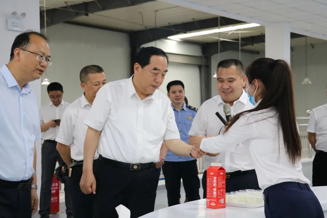 贵州省副省长董家禄一行莅临必威,（中国）官方网站遵义乳业调研指导